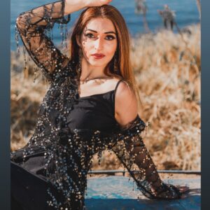 Areej Chaudhary Instagram - 🖤

میں۔