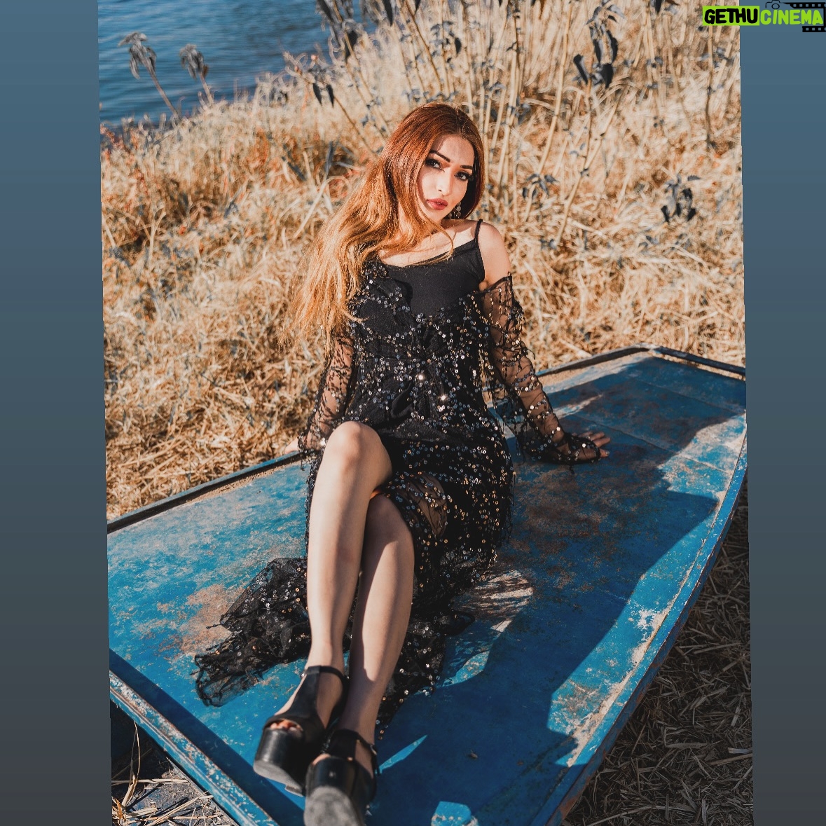 Areej Chaudhary - 10.9K Likes - 🖤
میں۔