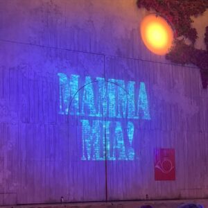 Aria Bedmar Instagram - La tarde lluviosa de ayer la usamos @i.am.kenzy y yo para ver a uno de mis seres humanos favoritos del mundo 🥹🫶🏻

Recomendadísimo show el de @mammamiaelmusical.es y recomendadísima mi amiga encima y debajo del escenario. No te puedo adorar más, Yle, porque si no explotaría.

Ojalá cuando Cairo nazca recuerde las canciones de ABBA que escuchó estando en la tripita de mamá ✨