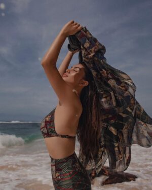 Ariel Tatum Instagram - Masuk angin.

Captured by @anaditya_, wearing @swimsaic.id, styled by @indrajayaaldi. 

#ExperienceKarma 
#KarmaKandara
#KarmaBeachBali