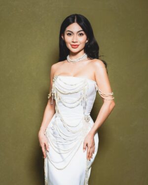 Ariel Tatum Instagram - Some of my favorite bits from Friday. Surrounded by (almost) all of my loved ones.

A Business Proposal in theaters February 6th! 🤍

In @stellarissa @mahija.official 
Make up by @andychunmakeup 
Hair by @kieferlippens 
Captured by @armanfebryan 

@falconpictures_ 
#ABusinessProposal