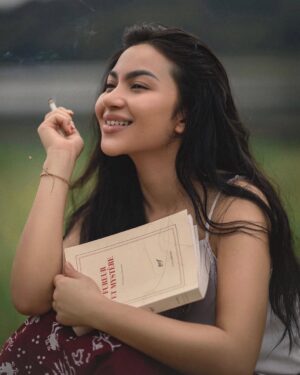 Ariel Tatum Instagram - Memulai tahun baru dengan kegiatan baru.

2022 terasa seperti tahun pertama di muka bumi. Gw menemukan banyak sekali hal-hal menyenangkan yang selama ini gw ga pernah terpikir untuk coba lakukan. Ga sedikit juga hal-hal yang dulu terasa biasa saja, tiba-tiba menjadi sumber kebahagiaan yang luar biasa. 

Tahun ini gw pengen lebih banyak lagi mengikuti keinginan random seperti bakar ikan di pinggir danau Tamblingan tanpa persiapan matang.

Pengen mulai baca buku-buku fiksi.
Pengen mencoba menikmati film sci-fi.
Pengen ga terlalu mikir panjang kali lebar.
Pengen sepenuhnya menerima dan mencintai ikal rambut asli gw yang kalo kelamaan di tempat humid jadi kayak Hagrid.
Pengen lebih banyak bersosialisasi.
Pengen lebih sering olahraga lagi,
dan pengen lebih bahagia lagi.

I once had so much more in life yet so miserable.
Life really is wonderful when you actually decide that it truly is.

Happy new year,
my dear online friends!

Sending you all some virtual huggggs xx