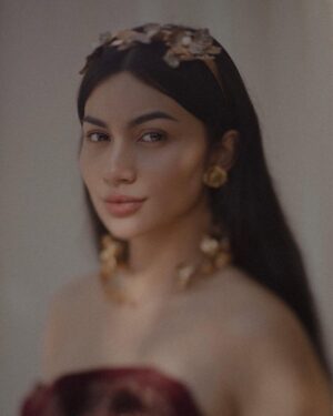 Ariel Tatum Instagram - Pada suatu pagi, dibalut karya @indiralaksmi_bali.

Tercipta “KINARI”, simbol keabadian cinta yang digambarkan dengan wujud burung surgawi. Konon katanya, berwajah cantik khas wanita Indonesia, dengan berbagai talenta seni budaya. Dalam balutan songket dan tenun Bali ini, semoga tercipta pula pribadi yang senantiasa mewangi, serta memancarkan cahaya cinta dan kasih yang hadir dari dalam diri.