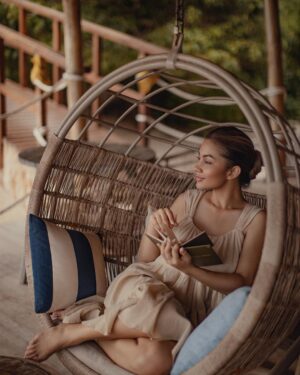 Ariel Tatum Instagram - Fridays are for reading by the sea, drinking sangria and being happy because those kids throwing tantrums at the beach are not yours ✨

Captured by @anaditya_, wearing @storyofamemory, styled by @indrajayaaldi.

#ExperienceKarma
#KarmaKandara
#KarmaBeachBali