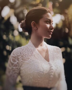 Ariel Tatum Instagram - Foto pertama di usia 25. Seperempat abad lalu ada yang lahir dengan nama Ariel Dewinta Ayu Sekarini. Anak perempuan Jawa dari Ibu Tatum Mathilda dan Bapak Rico Murry, yang ga kemayu nan anggun seperti namanya sama sekali. Punya hobby manjat pohon dan hilang karena main kejauhan. Berkali-kali kepalanya bocor, cuma meringis sambil bilang ‘Aduhh, sakit.’ Permisi? Masa iya ga sakit? Tapi seiring jalannya waktu, jiwa petualang nya memudar sampe hilang entah kemana. Melangkah penuh pertimbangan, penuh ketakutan. Jadi di halaman baru ini, akan gw coba tulis sedemikian rupa lebih baik lagi dari sebelumnya. Semoga bisa lebih berani mengambil resiko dalam kehidupan. Berani melangkah lebih jauh dengan pijakan kaki yang lebih yakin. Semoga selalu bisa bersyukur, merasa tercukupi dan selamanya memilih untuk bahagia dalam hidup ini. Sekian doa untuk diri, semoga lebih banyak lagi yang mengamini.

(Foto diambil pagi ini, diabadikan oleh @anaditya_, dibalut kebaya dan tenun rancangan @didietmaulana beserta segenap team @ikat_ind, yang akan segera gw bagi cerita dibalik karya mereka yang luar biasa berarti untuk gw hari ini, dan sampai nanti.)