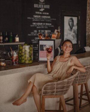 Ariel Tatum Instagram - Fridays are for reading by the sea, drinking sangria and being happy because those kids throwing tantrums at the beach are not yours ✨

Captured by @anaditya_, wearing @storyofamemory, styled by @indrajayaaldi.

#ExperienceKarma
#KarmaKandara
#KarmaBeachBali