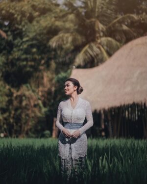 Ariel Tatum Instagram - Foto pertama di usia 25. Seperempat abad lalu ada yang lahir dengan nama Ariel Dewinta Ayu Sekarini. Anak perempuan Jawa dari Ibu Tatum Mathilda dan Bapak Rico Murry, yang ga kemayu nan anggun seperti namanya sama sekali. Punya hobby manjat pohon dan hilang karena main kejauhan. Berkali-kali kepalanya bocor, cuma meringis sambil bilang ‘Aduhh, sakit.’ Permisi? Masa iya ga sakit? Tapi seiring jalannya waktu, jiwa petualang nya memudar sampe hilang entah kemana. Melangkah penuh pertimbangan, penuh ketakutan. Jadi di halaman baru ini, akan gw coba tulis sedemikian rupa lebih baik lagi dari sebelumnya. Semoga bisa lebih berani mengambil resiko dalam kehidupan. Berani melangkah lebih jauh dengan pijakan kaki yang lebih yakin. Semoga selalu bisa bersyukur, merasa tercukupi dan selamanya memilih untuk bahagia dalam hidup ini. Sekian doa untuk diri, semoga lebih banyak lagi yang mengamini.

(Foto diambil pagi ini, diabadikan oleh @anaditya_, dibalut kebaya dan tenun rancangan @didietmaulana beserta segenap team @ikat_ind, yang akan segera gw bagi cerita dibalik karya mereka yang luar biasa berarti untuk gw hari ini, dan sampai nanti.)