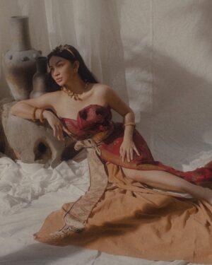 Ariel Tatum Instagram - Pada suatu pagi, dibalut karya @indiralaksmi_bali.

Tercipta “KINARI”, simbol keabadian cinta yang digambarkan dengan wujud burung surgawi. Konon katanya, berwajah cantik khas wanita Indonesia, dengan berbagai talenta seni budaya. Dalam balutan songket dan tenun Bali ini, semoga tercipta pula pribadi yang senantiasa mewangi, serta memancarkan cahaya cinta dan kasih yang hadir dari dalam diri.