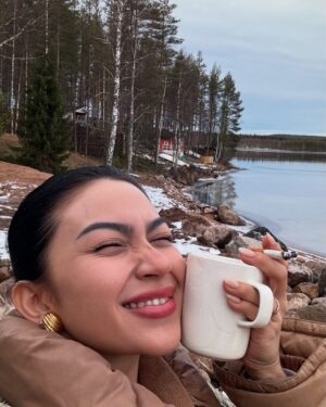 Ariel Tatum Instagram - Last November I've decided that this year is for embracing my feminine energy wholeheartedly.

Sisi diri yang selama ini hanya ada untuk orang-orang terdekat saja. Sisi yang sudah lamaaaa sekali gw sembunyikan dari publik, karena ga pernah merasa cukup aman dan nyaman untuk gw tunjukan ke lingkungan kerja gw yang di dominasi oleh energi maskulin ini. 

Bertahun-tahun gw merasa selalu harus show up and act a certain way in this industry to be taken seriously, to be heard, respected, and treated in the way that I know I deserve. And it's not that I don't like being the strict, tough and private person that I'm known for, but it honestly has been affecting my nervous system quite significantly these past few years.

Somebody said to me: 

"Surround yourself with people who make it easy for you to be a woman."

Dan gw luar biasa bersyukur beberapa tahun ini Tuhan dan semesta berkati gw dengan support system yang memberikan gw ruang untuk menjadi tenang, dimana gw ga harus selalu berada dalam mode waspada, dan bisa menjadi diri gw yang sesungguhnya. Mereka menginspirasi gw untuk juga turut membantu menciptakan ruang tersebut untuk para perempuan lain. 

So here's to all women- whoever they choose to be, and however they want live their lives. I pray that together, we can create a safer environment for us all to grow at our own pace, to be more gentle to ourselves, to rise, to thrive, to be softer, to be better. 

I want all of you girls to know that I will always be cheering for you, your sanity, your peace and happiness. Whoever doesn't can go to the pit of hell.

Happy International Women's Day my angels! 🤍