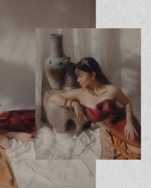 Ariel Tatum Instagram - Pada suatu pagi, dibalut karya @indiralaksmi_bali.

Tercipta “KINARI”, simbol keabadian cinta yang digambarkan dengan wujud burung surgawi. Konon katanya, berwajah cantik khas wanita Indonesia, dengan berbagai talenta seni budaya. Dalam balutan songket dan tenun Bali ini, semoga tercipta pula pribadi yang senantiasa mewangi, serta memancarkan cahaya cinta dan kasih yang hadir dari dalam diri.
