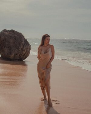 Ariel Tatum Instagram - Been trying to post more. But also been forgetting to post more. So here are some of my favorite snaps. How’s your week so far my dear online frieeeends? 

Captured by @anaditya_, wearing @storyofamemory, styled by @indrajayaaldi.

#ExperienceKarma
#KarmaKandara
#KarmaBeachBali