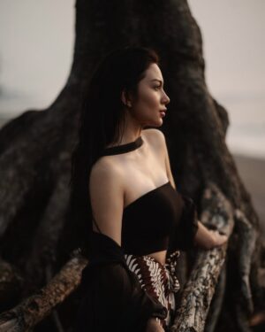 Ariel Tatum Instagram - Parang Kusumo adalah motif batik yang memenuhi lemari gw. Menggambarkan ombak yang saling bertautan, dengan makna perjuangan dan keseimbangan. Menjadi sebuah simbol kekuatan batin dan keselarasan hidup umat manusia. 
Pagi ini seperti biasa, memulai hari dengan sejenak bermeditasi dan refleksi diri.

Sepanjang tahun 2024, setiap seminar rasanya campur aduk. Penuh haru dan sukacita karena ga terasa, terhitung 5 tahun sudah sejak kali pertama gw berbagi ke kalian semua tentang kondisi kesehatan mental gw. Tapi di saat yang sama, sejujurnya kemarin adalah tahun yang sangat berat.

Cukup sering bahas ini ketika sedang seminar: bahwasanya perjalanan menuju pulih itu bukanlah suatu hal yang linear. 

Bukan sebuah garis lurus dari satu titik ke titik selanjutnya, tapi merupakan perjalanan kompleks yang penuh pasang surut, kemajuan pesat, kemunduran, dan juga perputaran atau pengulangan yang rasanya tiada akhir.

Tidak ada satu panduan konkret yang bisa digunakan setiap manusia untuk segala cobaan, kesulitan dan tekanan jiwanya. Sebab pemulihan adalah sebuah proses perjalanan personal. Sebuah rutinitas melelahkan yang membutuhkan kesabaran, cinta dan kasih yang luar biasa dari dan untuk diri kita sendiri, yang juga harus terus konsisten dilakukan seumur hidup.

Tapi menurut gw disitulah seninya.
Belum tentu penting hasil akhirnya, belum tentu tau juga kapan selesainya, namun yang terpenting adalah kita bisa menikmati segala hal yang terjadi di dalam prosesnya. 

Semoga di tahun 2025 ini kita semua diberikan kemampuan untuk merayakan segala hal- bukan hanya yang mengalir indah, menyenangkan dan menenangkan, tapi juga setiap deburan ombak yang terasa melelahkan, menyedihkan, atau menyakitkan, dengan kepercayaan penuh bahwa segala hal pasti akan mendewasakan; seperti filosofi dalam Parang Kusumo, membantu kita mencapai keharuman lahir dan batin. 

Kawula mung sadermo, 
mobah mosik kersaning hyang sukmo.

Tuhan dan semesta lindungi kita selalu.
Selamat tahun baru! 🤍

📸: @ckuntjoro