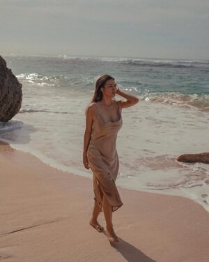 Ariel Tatum Instagram - Been trying to post more. But also been forgetting to post more. So here are some of my favorite snaps. How’s your week so far my dear online frieeeends? 

Captured by @anaditya_, wearing @storyofamemory, styled by @indrajayaaldi.

#ExperienceKarma
#KarmaKandara
#KarmaBeachBali