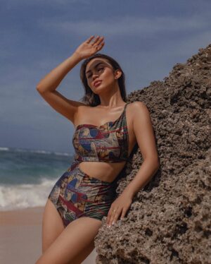 Ariel Tatum Instagram - I don’t sunbathe. Except for when I’m at @karmabeachclubs. 

Captured by @anaditya_, wearing @swimsaic.id, styled by @indrajayaaldi.

#ExperienceKarma
#KarmaKandara
#KarmaBeachBali