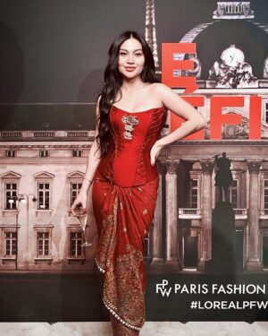 Ariel Tatum Instagram - Tanggal 2 Oktober lalu, saat menghadiri after party #LeDefile @lorealparis, yang juga merupakan Hari Batik Nasional. 

Malam itu aku memutuskan untuk mengenakan kain sutra tenun karya @iwantirta_batik bernama “Sekar Simbaran”. Sekar yang melambangkan kecantikan dan keindahan, juga Simbaran, salah satu motif batik asal Banyumas, Jawa Tengah, yang terinspirasi dari tumbuhan berdaun memanjang dengan tepian bergelombang, yang kerap dijumpai di pohon-pohon kelapa, batu-batu atau tebing. Seketika jatuh cinta ketika pertama lihat motif batik ini. Yang ternyata mengandung filosofi serupa dengan bros, gelang, dan juga anting yang kami pilih, yaitu Akar Pohon Beringin. Salah satu koleksi @tuloladesigns yang selalu ku kenakan di momen-momen membahagiakan lainnya dalam hidup. To keep me grounded, centered, and rooted.

Had such an wonderful night.
Swipe left, I promise they said its ok to take the mini charcuterie board home lol.

Styled by @indrajayaaldi 
Kain by @iwantirta_batik 
Corset by @eddybetty 
Jewelry by @tuloladesigns 

#LOrealPFW #LOrealPFWID #LeDefileLOreal #WeStandUP #WorthIT