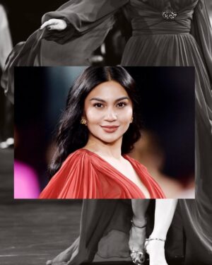 Ariel Tatum Instagram - Sepanjang jalan di runway, rasanya luar biasa emosional, karena tiba-tiba teringat kembali perjalananku dalam menerima, menghargai, dan juga mencintai diri sendiri beberapa tahun belakang ini. 

Kalo lagi seminar suka ditanya: 
“Gimana rasanya, sudah berhasil menerapkan self-love?”

Dan sebelum jawab selalu harus tarik napas dalam-dalam. Karena sejujurnya, aku merasa ini adalah perjalanan berlika-liku, yang selamanya harus aku tempuh. Ketika “sampai” di titik penerapan, bukan berarti bisa santai-santai dan berhenti berjuang untuk lebih mawas diri. Setiap harinya harus ingat untuk refleksi, ke diri yang selalu berubah dan berkembang ini.

Melelahkan, dan terkadang sulit untuk mengalahkan rasa malas dan juga godaan untuk hidup dalam survival mode yang rasanya jauh lebih mudah dan praktis. Tapi di beberapa saat dalam hidup, bahagia luar biasa rasanya ketika melihat ke belakang, dan menyadari seberapa jauh aku sudah melangkah dan berkembang.

Salah satunya di malam #WalkYourWorth kemarin. With the biggest scar on my right thigh showing, I reminded myself how far I’ve come. Despite everything that has happened, here I am, beyond blessed and grateful for everything I have, and everything that I am, right now, right here.

Terima kasih untuk segala doa dan dukungan yang luar biasa dari kalian semua yang ku cinta, seluruh sahabat online yang selalu menemani, dan juga membagi cerita perjuangan kalian sejak pertama kali aku memutuskan untuk turut mengkampanyekan pentingnya menjaga kesehatan mental, di bulan Oktober tahun 2019.

Here we are three years later.
Celebrating again, on mental health awareness month.

This one is for us.
Remember to always choose happiness.
Sending you all my love and light.

Dress by @eliesaabworld 
Subeng and ring by @tuloladesigns 

#LOrealPFW #LOrealPFWID #LeDefileLOreal #WeStandUP #WorthIT