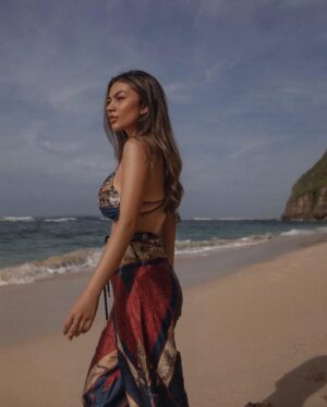 Ariel Tatum Instagram - Last Saturday of 2021. Missing my third home.

Captured by @anaditya_, wearing @swimsaic.id, styled by @indrajayaaldi. 

#ExperienceKarma 
#KarmaKandara
#KarmaBeachBali