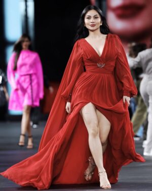 Ariel Tatum Instagram - Sepanjang jalan di runway, rasanya luar biasa emosional, karena tiba-tiba teringat kembali perjalananku dalam menerima, menghargai, dan juga mencintai diri sendiri beberapa tahun belakang ini. 

Kalo lagi seminar suka ditanya: 
“Gimana rasanya, sudah berhasil menerapkan self-love?”

Dan sebelum jawab selalu harus tarik napas dalam-dalam. Karena sejujurnya, aku merasa ini adalah perjalanan berlika-liku, yang selamanya harus aku tempuh. Ketika “sampai” di titik penerapan, bukan berarti bisa santai-santai dan berhenti berjuang untuk lebih mawas diri. Setiap harinya harus ingat untuk refleksi, ke diri yang selalu berubah dan berkembang ini.

Melelahkan, dan terkadang sulit untuk mengalahkan rasa malas dan juga godaan untuk hidup dalam survival mode yang rasanya jauh lebih mudah dan praktis. Tapi di beberapa saat dalam hidup, bahagia luar biasa rasanya ketika melihat ke belakang, dan menyadari seberapa jauh aku sudah melangkah dan berkembang.

Salah satunya di malam #WalkYourWorth kemarin. With the biggest scar on my right thigh showing, I reminded myself how far I’ve come. Despite everything that has happened, here I am, beyond blessed and grateful for everything I have, and everything that I am, right now, right here.

Terima kasih untuk segala doa dan dukungan yang luar biasa dari kalian semua yang ku cinta, seluruh sahabat online yang selalu menemani, dan juga membagi cerita perjuangan kalian sejak pertama kali aku memutuskan untuk turut mengkampanyekan pentingnya menjaga kesehatan mental, di bulan Oktober tahun 2019.

Here we are three years later.
Celebrating again, on mental health awareness month.

This one is for us.
Remember to always choose happiness.
Sending you all my love and light.

Dress by @eliesaabworld 
Subeng and ring by @tuloladesigns 

#LOrealPFW #LOrealPFWID #LeDefileLOreal #WeStandUP #WorthIT