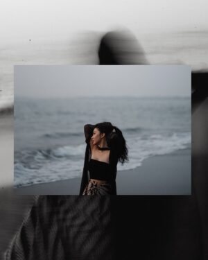 Ariel Tatum Instagram - Parang Kusumo adalah motif batik yang memenuhi lemari gw. Menggambarkan ombak yang saling bertautan, dengan makna perjuangan dan keseimbangan. Menjadi sebuah simbol kekuatan batin dan keselarasan hidup umat manusia. 
Pagi ini seperti biasa, memulai hari dengan sejenak bermeditasi dan refleksi diri.

Sepanjang tahun 2024, setiap seminar rasanya campur aduk. Penuh haru dan sukacita karena ga terasa, terhitung 5 tahun sudah sejak kali pertama gw berbagi ke kalian semua tentang kondisi kesehatan mental gw. Tapi di saat yang sama, sejujurnya kemarin adalah tahun yang sangat berat.

Cukup sering bahas ini ketika sedang seminar: bahwasanya perjalanan menuju pulih itu bukanlah suatu hal yang linear. 

Bukan sebuah garis lurus dari satu titik ke titik selanjutnya, tapi merupakan perjalanan kompleks yang penuh pasang surut, kemajuan pesat, kemunduran, dan juga perputaran atau pengulangan yang rasanya tiada akhir.

Tidak ada satu panduan konkret yang bisa digunakan setiap manusia untuk segala cobaan, kesulitan dan tekanan jiwanya. Sebab pemulihan adalah sebuah proses perjalanan personal. Sebuah rutinitas melelahkan yang membutuhkan kesabaran, cinta dan kasih yang luar biasa dari dan untuk diri kita sendiri, yang juga harus terus konsisten dilakukan seumur hidup.

Tapi menurut gw disitulah seninya.
Belum tentu penting hasil akhirnya, belum tentu tau juga kapan selesainya, namun yang terpenting adalah kita bisa menikmati segala hal yang terjadi di dalam prosesnya. 

Semoga di tahun 2025 ini kita semua diberikan kemampuan untuk merayakan segala hal- bukan hanya yang mengalir indah, menyenangkan dan menenangkan, tapi juga setiap deburan ombak yang terasa melelahkan, menyedihkan, atau menyakitkan, dengan kepercayaan penuh bahwa segala hal pasti akan mendewasakan; seperti filosofi dalam Parang Kusumo, membantu kita mencapai keharuman lahir dan batin. 

Kawula mung sadermo, 
mobah mosik kersaning hyang sukmo.

Tuhan dan semesta lindungi kita selalu.
Selamat tahun baru! 🤍

📸: @ckuntjoro
