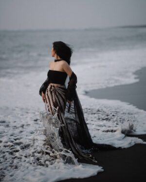 Ariel Tatum Instagram - Parang Kusumo adalah motif batik yang memenuhi lemari gw. Menggambarkan ombak yang saling bertautan, dengan makna perjuangan dan keseimbangan. Menjadi sebuah simbol kekuatan batin dan keselarasan hidup umat manusia. 
Pagi ini seperti biasa, memulai hari dengan sejenak bermeditasi dan refleksi diri.

Sepanjang tahun 2024, setiap seminar rasanya campur aduk. Penuh haru dan sukacita karena ga terasa, terhitung 5 tahun sudah sejak kali pertama gw berbagi ke kalian semua tentang kondisi kesehatan mental gw. Tapi di saat yang sama, sejujurnya kemarin adalah tahun yang sangat berat.

Cukup sering bahas ini ketika sedang seminar: bahwasanya perjalanan menuju pulih itu bukanlah suatu hal yang linear. 

Bukan sebuah garis lurus dari satu titik ke titik selanjutnya, tapi merupakan perjalanan kompleks yang penuh pasang surut, kemajuan pesat, kemunduran, dan juga perputaran atau pengulangan yang rasanya tiada akhir.

Tidak ada satu panduan konkret yang bisa digunakan setiap manusia untuk segala cobaan, kesulitan dan tekanan jiwanya. Sebab pemulihan adalah sebuah proses perjalanan personal. Sebuah rutinitas melelahkan yang membutuhkan kesabaran, cinta dan kasih yang luar biasa dari dan untuk diri kita sendiri, yang juga harus terus konsisten dilakukan seumur hidup.

Tapi menurut gw disitulah seninya.
Belum tentu penting hasil akhirnya, belum tentu tau juga kapan selesainya, namun yang terpenting adalah kita bisa menikmati segala hal yang terjadi di dalam prosesnya. 

Semoga di tahun 2025 ini kita semua diberikan kemampuan untuk merayakan segala hal- bukan hanya yang mengalir indah, menyenangkan dan menenangkan, tapi juga setiap deburan ombak yang terasa melelahkan, menyedihkan, atau menyakitkan, dengan kepercayaan penuh bahwa segala hal pasti akan mendewasakan; seperti filosofi dalam Parang Kusumo, membantu kita mencapai keharuman lahir dan batin. 

Kawula mung sadermo, 
mobah mosik kersaning hyang sukmo.

Tuhan dan semesta lindungi kita selalu.
Selamat tahun baru! 🤍

📸: @ckuntjoro