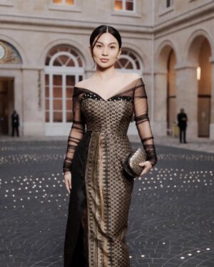 Ariel Tatum Instagram - Saat menghadiri gala dinner bersama seluruh global spokesperson dari @lorealparis sebelum malam puncak acara #LeDefileLoreal. 

Dalam waktu kurang dari 2 minggu, aku request ke Mas @didietmaulana untuk buatkan dress bernuansa Indonesia, dengan design spesifik yang sudah ada di kepala, eehhh lupa di kirim contohnya HAHA. 

Namun magisnya, Mas Didiet beserta seluruh team @svarna_byikatindonesia buatkan gaun dengan design yang sama pesis seperti yang aku mau, tanpa tau. I guess that’s what happens when you trust the energy and internal connection you have with people.

Lahirlah busana “Tara Gemilang”.

Tara berarti Bintang dalam bahasa Sansekerta. Busana yang terinspirasi dari langit malam yang bersinar karena pesona bintang. Diciptakan dari tenunan songket penuh cinta oleh penenun muda di Aceh. Menggambarkan keanggunan perempuan dan ketangguhan pada saat yang bersamaan. Perpaduan antara material solid dan transparan membuat kombinasi yang menarik; seperti halnya hidup. Keberagaman menambah keindahan. Taburan kristal pada busana juga menambah kilau "bintang" malam kemarin.

Terima kasih, my older long-lost brother @didietmaulana.
Here’s to finishing each other’s sentences and reading each other’s mind throughout our lives! 🥂

Styled by @indrajayaaldi 
Jewelry by @tuloladesigns 
Clutch by @lungsinofficial 

#LOrealPFW #LOrealPFWID #LeDefileLOreal #WeStandUP #WorthIT