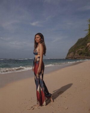 Ariel Tatum Instagram - Last Saturday of 2021. Missing my third home.

Captured by @anaditya_, wearing @swimsaic.id, styled by @indrajayaaldi. 

#ExperienceKarma 
#KarmaKandara
#KarmaBeachBali