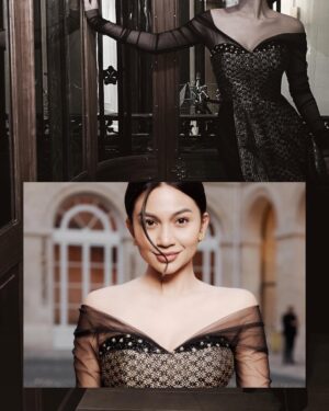 Ariel Tatum Instagram - Saat menghadiri gala dinner bersama seluruh global spokesperson dari @lorealparis sebelum malam puncak acara #LeDefileLoreal. 

Dalam waktu kurang dari 2 minggu, aku request ke Mas @didietmaulana untuk buatkan dress bernuansa Indonesia, dengan design spesifik yang sudah ada di kepala, eehhh lupa di kirim contohnya HAHA. 

Namun magisnya, Mas Didiet beserta seluruh team @svarna_byikatindonesia buatkan gaun dengan design yang sama pesis seperti yang aku mau, tanpa tau. I guess that’s what happens when you trust the energy and internal connection you have with people.

Lahirlah busana “Tara Gemilang”.

Tara berarti Bintang dalam bahasa Sansekerta. Busana yang terinspirasi dari langit malam yang bersinar karena pesona bintang. Diciptakan dari tenunan songket penuh cinta oleh penenun muda di Aceh. Menggambarkan keanggunan perempuan dan ketangguhan pada saat yang bersamaan. Perpaduan antara material solid dan transparan membuat kombinasi yang menarik; seperti halnya hidup. Keberagaman menambah keindahan. Taburan kristal pada busana juga menambah kilau "bintang" malam kemarin.

Terima kasih, my older long-lost brother @didietmaulana.
Here’s to finishing each other’s sentences and reading each other’s mind throughout our lives! 🥂

Styled by @indrajayaaldi 
Jewelry by @tuloladesigns 
Clutch by @lungsinofficial 

#LOrealPFW #LOrealPFWID #LeDefileLOreal #WeStandUP #WorthIT