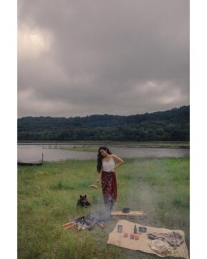 Ariel Tatum Instagram - Memulai tahun baru dengan kegiatan baru.

2022 terasa seperti tahun pertama di muka bumi. Gw menemukan banyak sekali hal-hal menyenangkan yang selama ini gw ga pernah terpikir untuk coba lakukan. Ga sedikit juga hal-hal yang dulu terasa biasa saja, tiba-tiba menjadi sumber kebahagiaan yang luar biasa. 

Tahun ini gw pengen lebih banyak lagi mengikuti keinginan random seperti bakar ikan di pinggir danau Tamblingan tanpa persiapan matang.

Pengen mulai baca buku-buku fiksi.
Pengen mencoba menikmati film sci-fi.
Pengen ga terlalu mikir panjang kali lebar.
Pengen sepenuhnya menerima dan mencintai ikal rambut asli gw yang kalo kelamaan di tempat humid jadi kayak Hagrid.
Pengen lebih banyak bersosialisasi.
Pengen lebih sering olahraga lagi,
dan pengen lebih bahagia lagi.

I once had so much more in life yet so miserable.
Life really is wonderful when you actually decide that it truly is.

Happy new year,
my dear online friends!

Sending you all some virtual huggggs xx