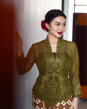 Ariel Tatum Instagram - Masih tentang keseruan kemarin di acara #IstanaBerkebaya.

Merayakan momen istimewa bersama para perempuan-perempuan menawan, berjalan bersama di atas panggung Istana Negara untuk melestarikan budaya, serta memberikan apresiasi terhadap para designer lokal.

Truly a moment to remember! 🖤