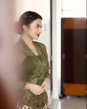 Ariel Tatum Instagram - Masih tentang keseruan kemarin di acara #IstanaBerkebaya.

Merayakan momen istimewa bersama para perempuan-perempuan menawan, berjalan bersama di atas panggung Istana Negara untuk melestarikan budaya, serta memberikan apresiasi terhadap para designer lokal.

Truly a moment to remember! 🖤