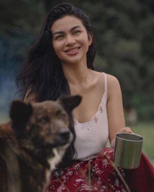 Ariel Tatum Instagram - Memulai tahun baru dengan kegiatan baru.

2022 terasa seperti tahun pertama di muka bumi. Gw menemukan banyak sekali hal-hal menyenangkan yang selama ini gw ga pernah terpikir untuk coba lakukan. Ga sedikit juga hal-hal yang dulu terasa biasa saja, tiba-tiba menjadi sumber kebahagiaan yang luar biasa. 

Tahun ini gw pengen lebih banyak lagi mengikuti keinginan random seperti bakar ikan di pinggir danau Tamblingan tanpa persiapan matang.

Pengen mulai baca buku-buku fiksi.
Pengen mencoba menikmati film sci-fi.
Pengen ga terlalu mikir panjang kali lebar.
Pengen sepenuhnya menerima dan mencintai ikal rambut asli gw yang kalo kelamaan di tempat humid jadi kayak Hagrid.
Pengen lebih banyak bersosialisasi.
Pengen lebih sering olahraga lagi,
dan pengen lebih bahagia lagi.

I once had so much more in life yet so miserable.
Life really is wonderful when you actually decide that it truly is.

Happy new year,
my dear online friends!

Sending you all some virtual huggggs xx
