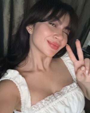 Ariel Tatum Instagram - Last November I've decided that this year is for embracing my feminine energy wholeheartedly.

Sisi diri yang selama ini hanya ada untuk orang-orang terdekat saja. Sisi yang sudah lamaaaa sekali gw sembunyikan dari publik, karena ga pernah merasa cukup aman dan nyaman untuk gw tunjukan ke lingkungan kerja gw yang di dominasi oleh energi maskulin ini. 

Bertahun-tahun gw merasa selalu harus show up and act a certain way in this industry to be taken seriously, to be heard, respected, and treated in the way that I know I deserve. And it's not that I don't like being the strict, tough and private person that I'm known for, but it honestly has been affecting my nervous system quite significantly these past few years.

Somebody said to me: 

"Surround yourself with people who make it easy for you to be a woman."

Dan gw luar biasa bersyukur beberapa tahun ini Tuhan dan semesta berkati gw dengan support system yang memberikan gw ruang untuk menjadi tenang, dimana gw ga harus selalu berada dalam mode waspada, dan bisa menjadi diri gw yang sesungguhnya. Mereka menginspirasi gw untuk juga turut membantu menciptakan ruang tersebut untuk para perempuan lain. 

So here's to all women- whoever they choose to be, and however they want live their lives. I pray that together, we can create a safer environment for us all to grow at our own pace, to be more gentle to ourselves, to rise, to thrive, to be softer, to be better. 

I want all of you girls to know that I will always be cheering for you, your sanity, your peace and happiness. Whoever doesn't can go to the pit of hell.

Happy International Women's Day my angels! 🤍