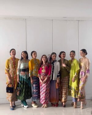 Ariel Tatum Instagram - Masih tentang keseruan kemarin di acara #IstanaBerkebaya.

Merayakan momen istimewa bersama para perempuan-perempuan menawan, berjalan bersama di atas panggung Istana Negara untuk melestarikan budaya, serta memberikan apresiasi terhadap para designer lokal.

Truly a moment to remember! 🖤