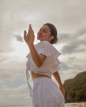 Ariel Tatum Instagram - Haven’t you heard? @karmabeachclubs is back open! ✨

Captured by @anaditya_, wearing @storyofamemory, styled by @indrajayaaldi.

#ExperienceKarma
#KarmaKandara
#KarmaBeachBali