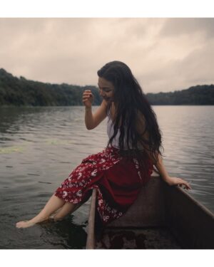 Ariel Tatum Instagram - Memulai tahun baru dengan kegiatan baru.

2022 terasa seperti tahun pertama di muka bumi. Gw menemukan banyak sekali hal-hal menyenangkan yang selama ini gw ga pernah terpikir untuk coba lakukan. Ga sedikit juga hal-hal yang dulu terasa biasa saja, tiba-tiba menjadi sumber kebahagiaan yang luar biasa. 

Tahun ini gw pengen lebih banyak lagi mengikuti keinginan random seperti bakar ikan di pinggir danau Tamblingan tanpa persiapan matang.

Pengen mulai baca buku-buku fiksi.
Pengen mencoba menikmati film sci-fi.
Pengen ga terlalu mikir panjang kali lebar.
Pengen sepenuhnya menerima dan mencintai ikal rambut asli gw yang kalo kelamaan di tempat humid jadi kayak Hagrid.
Pengen lebih banyak bersosialisasi.
Pengen lebih sering olahraga lagi,
dan pengen lebih bahagia lagi.

I once had so much more in life yet so miserable.
Life really is wonderful when you actually decide that it truly is.

Happy new year,
my dear online friends!

Sending you all some virtual huggggs xx