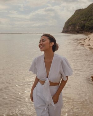 Ariel Tatum Instagram - Haven’t you heard? @karmabeachclubs is back open! ✨

Captured by @anaditya_, wearing @storyofamemory, styled by @indrajayaaldi.

#ExperienceKarma
#KarmaKandara
#KarmaBeachBali