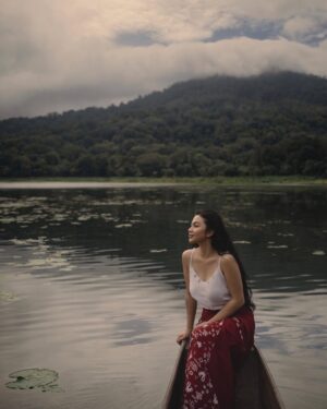 Ariel Tatum Instagram - Memulai tahun baru dengan kegiatan baru.

2022 terasa seperti tahun pertama di muka bumi. Gw menemukan banyak sekali hal-hal menyenangkan yang selama ini gw ga pernah terpikir untuk coba lakukan. Ga sedikit juga hal-hal yang dulu terasa biasa saja, tiba-tiba menjadi sumber kebahagiaan yang luar biasa. 

Tahun ini gw pengen lebih banyak lagi mengikuti keinginan random seperti bakar ikan di pinggir danau Tamblingan tanpa persiapan matang.

Pengen mulai baca buku-buku fiksi.
Pengen mencoba menikmati film sci-fi.
Pengen ga terlalu mikir panjang kali lebar.
Pengen sepenuhnya menerima dan mencintai ikal rambut asli gw yang kalo kelamaan di tempat humid jadi kayak Hagrid.
Pengen lebih banyak bersosialisasi.
Pengen lebih sering olahraga lagi,
dan pengen lebih bahagia lagi.

I once had so much more in life yet so miserable.
Life really is wonderful when you actually decide that it truly is.

Happy new year,
my dear online friends!

Sending you all some virtual huggggs xx