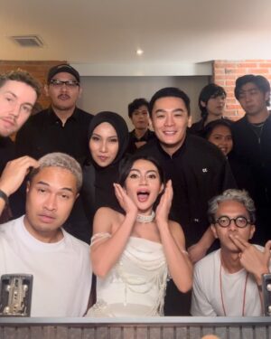 Ariel Tatum Instagram - Some of my favorite bits from Friday. Surrounded by (almost) all of my loved ones.

A Business Proposal in theaters February 6th! 🤍

In @stellarissa @mahija.official 
Make up by @andychunmakeup 
Hair by @kieferlippens 
Captured by @armanfebryan 

@falconpictures_ 
#ABusinessProposal