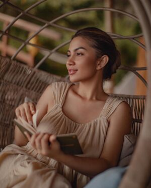 Ariel Tatum Instagram - Fridays are for reading by the sea, drinking sangria and being happy because those kids throwing tantrums at the beach are not yours ✨

Captured by @anaditya_, wearing @storyofamemory, styled by @indrajayaaldi.

#ExperienceKarma
#KarmaKandara
#KarmaBeachBali