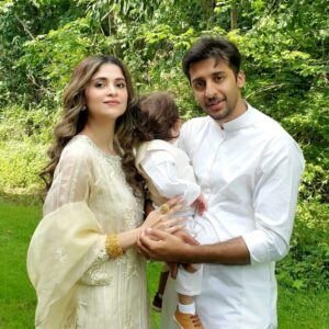 Arij Fatyma Instagram - MashAllah 🌙 Eid 2021 with @drozair_ali

Matching family outfits by @cherryblossomintl