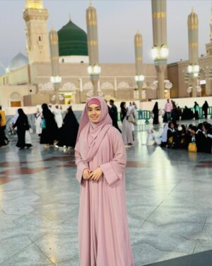 Arisha Razi Instagram - MADINA ✨
Abaya @rhkabayas 💕