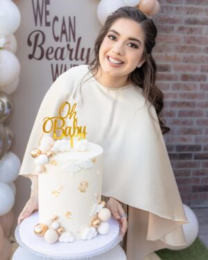 Arisha Razi Instagram - We can bearly wait! 🧸🤍
.
Had the most beautiful baby shower, filled with love, laughter, and so many special moments. Grateful for everyone who made this day unforgettable! 🤍

Cake @realrahatbakers 
Makeup @aiman.muah 
Hair @hairstyles_by_mirna 
Photographer @farzphotohtx