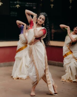 Arsha Baiju Instagram - ♥️🙏🏼

Watch full video.Link in my bio♥️

Stills from Marugelara Cover version by @sukta_music_band @sreeranjinikodampally 😊

Wonderful stills by @k_a_sreerag_ 😍

Beautiful kasavu saree from @byhand.in 
Makeup @santhosh.vks.makeupartist 
@dopsinto_pod @sreejithdancity @pradeepnairs @sreeranjinikodampally