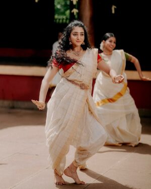 Arsha Baiju Instagram - ♥️🙏🏼

Watch full video.Link in my bio♥️

Stills from Marugelara Cover version by @sukta_music_band @sreeranjinikodampally 😊

Wonderful stills by @k_a_sreerag_ 😍

Beautiful kasavu saree from @byhand.in 
Makeup @santhosh.vks.makeupartist 
@dopsinto_pod @sreejithdancity @pradeepnairs @sreeranjinikodampally