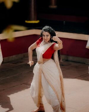 Arsha Baiju Instagram - ♥️🙏🏼

Watch full video.Link in my bio♥️

Stills from Marugelara Cover version by @sukta_music_band @sreeranjinikodampally 😊

Wonderful stills by @k_a_sreerag_ 😍

Beautiful kasavu saree from @byhand.in 
Makeup @santhosh.vks.makeupartist 
@dopsinto_pod @sreejithdancity @pradeepnairs @sreeranjinikodampally
