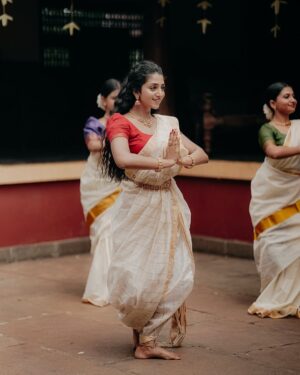 Arsha Baiju Instagram - ♥️🙏🏼

Watch full video.Link in my bio♥️

Stills from Marugelara Cover version by @sukta_music_band @sreeranjinikodampally 😊

Wonderful stills by @k_a_sreerag_ 😍

Beautiful kasavu saree from @byhand.in 
Makeup @santhosh.vks.makeupartist 
@dopsinto_pod @sreejithdancity @pradeepnairs @sreeranjinikodampally