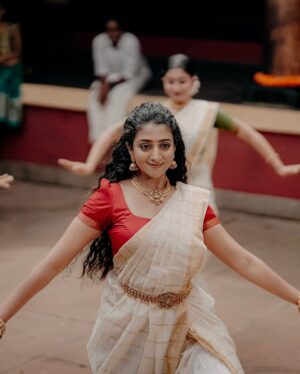 Arsha Baiju Instagram - ♥️🙏🏼

Watch full video.Link in my bio♥️

Stills from Marugelara Cover version by @sukta_music_band @sreeranjinikodampally 😊

Wonderful stills by @k_a_sreerag_ 😍

Beautiful kasavu saree from @byhand.in 
Makeup @santhosh.vks.makeupartist 
@dopsinto_pod @sreejithdancity @pradeepnairs @sreeranjinikodampally