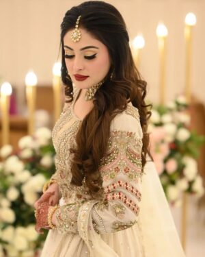 Aruba Mirza Instagram - Shenanigans 🎊  Dress 👗 @asianbrides_by_haroon .Makeup by @ayeshassalonofficial  Jewellery by @moonzjewellers