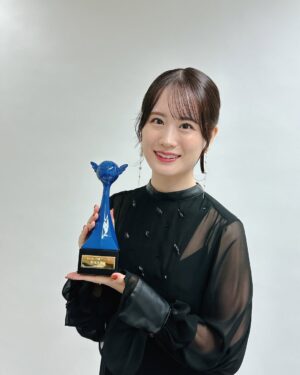Asami Seto Instagram - 第19回　声優アワード　助演声優賞をいただきました🙏

感謝の気持ちを忘れずに、これからもできることをできる限りやれるように精進します！

お写真は、
1人で撮ったもの
助演賞の4人（最高の居心地の良さでした）
ひかささーんと

そしてこのパンプス👠✨
これはね、30歳のお誕生日に里菜とみなみからもらったものなんだ🫶これを履くのは今日だな…！と思って持参しました☺️

メイクもお衣装もいつもお願いしている
久木田さんともりやさん♪
はっぴー🫶

インスタではまあまあちょっとゆるーくお話🤏
（インスタって文章まで読んでくれてる人どれくらいいるのかな？とふと気になってみる🐈）

スピーチ緊張した…。。
普段あまり緊張しない方かなと思ってるんだけども

昔先輩に、緊張するのは自分が準備してきた以上のことをやろうとするからするんだよ。って言われてから、たしかになーって思って、それから緊張するときは、たしかになーって思ってます笑

ドレス　@maisonfuruta
リング　@atelierkaoru_official 

#声優アワード