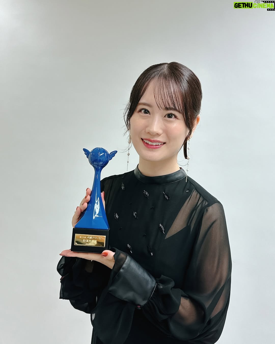 Asami Seto - 9.7K Likes - 第19回 声優アワード 助演声優賞をいただきました🙏
感謝の気持ちを忘れずに、これからもできることをできる限りやれるように精進します!
お写真は、
1人で撮ったもの
助演賞の4人(最高の居心地の良さでした)
ひかささーんと
そしてこのパンプス👠✨
これはね、30歳のお誕生日に里菜とみなみからもらったものなんだ🫶これを履くのは今日だな…!と思って持参しました☺️
メイクもお衣装もいつもお願いしている
久木田さんともりやさん♪
はっぴー🫶
インスタではまあまあちょっとゆるーくお話🤏
(インスタって文章まで読んでくれてる人どれくらいいるのかな?とふと気になってみる🐈)
スピーチ緊張した…。。
普段あまり緊張しない方かなと思ってるんだけども
昔先輩に、緊張するのは自分が準備してきた以上のことをやろうとするからするんだよ。って言われてから、たしかになーって思って、それから緊張するときは、たしかになーって思ってます笑
ドレス @maisonfuruta
リング @atelierkaoru_official
#声優アワード